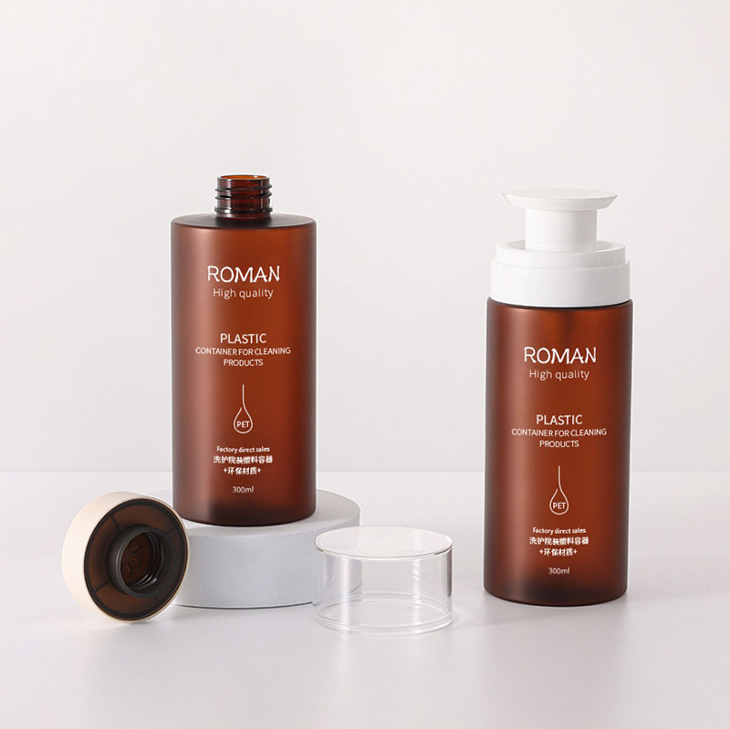 Plastflasker med pumpedispenser lekkasjesikker stor tom klar ravfarget sylinder som kan fylles på for sjampo hårbalsam-lotionoljer