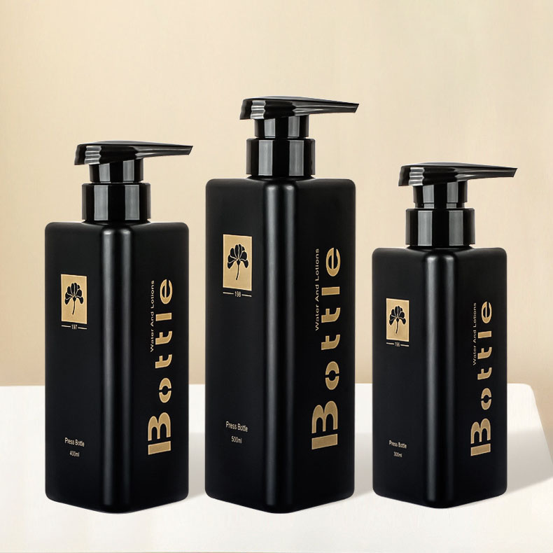 Ny trekantet PET-plastflaske for ansiktsrengjøringslotion eller hudpleielotion 100 ml 200 ml 300 ml 400 ml 500 ml kosmetikkflaske Ny trekantet PET-plastflaske for ansiktsrengjøringslotion eller hudpleielotion 100 ml 200 ml 300 ml 400 ml 500 ml kosmetikkflaske